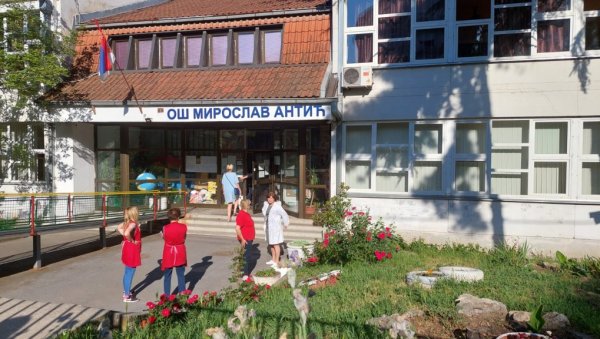 НОВЕ ДОЈАВЕ О БОМБАМА У БЕОГРАДУ: На мети основне школе широм престонице НОВЕ ДОЈАВЕ О БОМБАМА У БЕОГРАДУ: На мети основне школе широм престонице