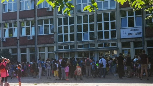 ХИТНО СЕ ОГЛАСИО МУП: Дојаве о бомбама лажне - на мети 97 београдских школа ХИТНО СЕ ОГЛАСИО МУП: Дојаве о бомбама лажне - на мети 97 београдских школа