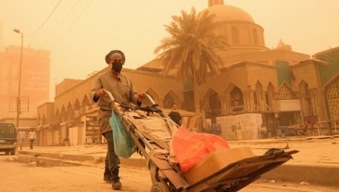 SNAŽNA PEŠČANA OLUJA POGODILA IRAK: Bagdad prekriven narandžastom prašinom - obustavljeni letovi, zatvorene škole (FOTO) SNAŽNA PEŠČANA OLUJA POGODILA IRAK: Bagdad prekriven narandžastom prašinom - obustavljeni letovi, zatvorene škole (FOTO)