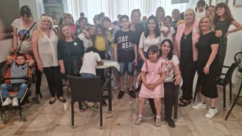 NEDOSTAJE 350 HRANITELJSKIH PORODICA: Više od 4.000 porodica pruža dom deci o kojoj se ne staraju biološki roditelji NEDOSTAJE 350 HRANITELJSKIH PORODICA: Više od 4.000 porodica pruža dom deci o kojoj se ne staraju biološki roditelji