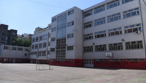 ОНЛАЈН НАСТАВА У ТРЕЋИНИ ШКОЛА: Министар Ружић о ситуацији у образовним установама ОНЛАЈН НАСТАВА У ТРЕЋИНИ ШКОЛА: Министар Ружић о ситуацији у образовним установама