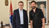 SVOJEVRSNI ZAPIS O KOSMETU: Petar Petković o novoj pesmi Milana Vasića SVOJEVRSNI ZAPIS O KOSMETU: Petar Petković o novoj pesmi Milana Vasića