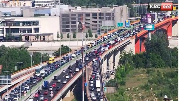 КАКВО ЈЕ СТАЊЕ НА МОСТОВИМА У БЕОГРАДУ? Након дојаве о бомби, гужве на Газели, Панчевцу и Аутокоманди КАКВО ЈЕ СТАЊЕ НА МОСТОВИМА У БЕОГРАДУ? Након дојаве о бомби, гужве на Газели, Панчевцу и Аутокоманди