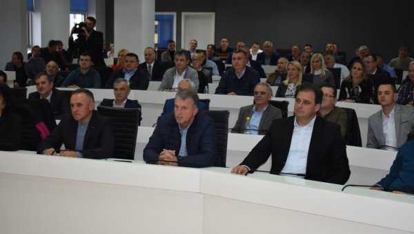 „ВЛАДА У СЕНЦИ“ УДАР НА УСТАВНИ ПОРЕДАК СРПСКЕ? Нови сукоб власти и опозиције у РС „ВЛАДА У СЕНЦИ“ УДАР НА УСТАВНИ ПОРЕДАК СРПСКЕ? Нови сукоб власти и опозиције у РС