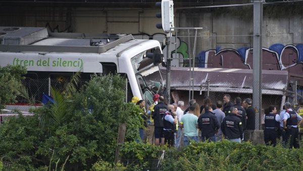 ТЕШКА НЕСРЕЋА У ШПАНИЈИ: Сударила се два воза, преко 80 људи повређено (ФОТО) ТЕШКА НЕСРЕЋА У ШПАНИЈИ: Сударила се два воза, преко 80 људи повређено (ФОТО)