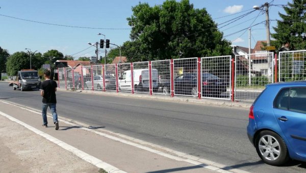ПОПРАВЉЕНА ОГРАДА НА ЗРЕЊАНИНЦУ: Безбеднији пут код скретања ка Борчи ПОПРАВЉЕНА ОГРАДА НА ЗРЕЊАНИНЦУ: Безбеднији пут код скретања ка Борчи