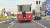 NESTVARNA SCENA U BEOGRADU: Muškarac se vozi prikačen za zadnji deo autobusa (FOTO) NESTVARNA SCENA U BEOGRADU: Muškarac se vozi prikačen za zadnji deo autobusa (FOTO)