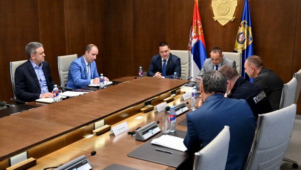 УЧИНИЋЕМО СВЕ ДА СЕ НАСТАВА ОДВИЈА НЕСМЕТАНО: Састанак министара Вулина и Ружића после дојава о бомбама у школама УЧИНИЋЕМО СВЕ ДА СЕ НАСТАВА ОДВИЈА НЕСМЕТАНО: Састанак министара Вулина и Ружића после дојава о бомбама у школама