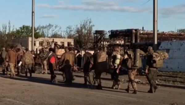ПОГЛЕДАЈТЕ СНИМАК ПРЕДАЈЕ ЕКСТРЕМИСТА ИЗ АЗОВСТАЉА: Руско министарство објавило видео - 265 милитаната положило оружје (ВИДЕО) ПОГЛЕДАЈТЕ СНИМАК ПРЕДАЈЕ ЕКСТРЕМИСТА ИЗ АЗОВСТАЉА: Руско министарство објавило видео - 265 милитаната положило оружје (ВИДЕО)
