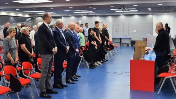ЗВЕЗДА СЕ ОПРОСТИЛА ОД ЧУВЕНОГ ГОЛГЕТЕРА: Одржана комеморација Стевану Остојићу, асу кога памте само по добру ЗВЕЗДА СЕ ОПРОСТИЛА ОД ЧУВЕНОГ ГОЛГЕТЕРА: Одржана комеморација Стевану Остојићу, асу кога памте само по добру