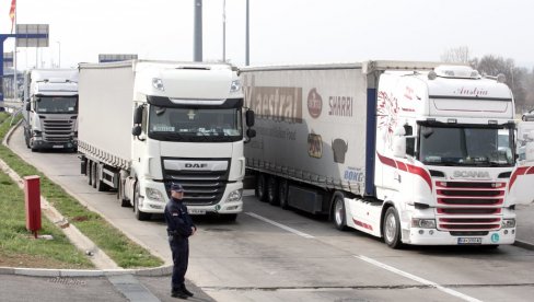 ВОЗАЧИ ТЕРЕТЊАКА НА МУКАМА: Колоне на појединим граничним прелазима, чека се и до пет сати