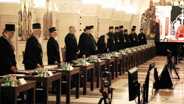 ВРАЋАЊЕ МПЦ ПОД ОКРИЉЕ СПЦ: Заједничкa литургијa - Загрљај помирења у Храму на Врачару ВРАЋАЊЕ МПЦ ПОД ОКРИЉЕ СПЦ: Заједничкa литургијa - Загрљај помирења у Храму на Врачару