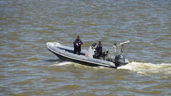 ТЕЛО ПЛУТАЛО ПОРЕД БРОДОВА Морнар за Новости: Извукли смо га, а онда је капетан позвао полицију ТЕЛО ПЛУТАЛО ПОРЕД БРОДОВА Морнар за Новости: Извукли смо га, а онда је капетан позвао полицију