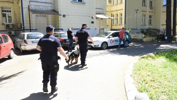 ПОЛИЦИЈА И ПСИ У КБЦ ДРАГИША МИШОВИЋ: Екипе обављају прегледе након дојава о бомбама (ФОТО) ПОЛИЦИЈА И ПСИ У КБЦ ДРАГИША МИШОВИЋ: Екипе обављају прегледе након дојава о бомбама (ФОТО)