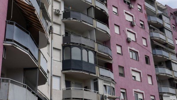 ПСЕ МУЧИ, А МАЧКЕ БАЦА СА ТЕРАСЕ: Станаре са Карабурме и даље терорише комшиница која у стану држи велики број животиња ПСЕ МУЧИ, А МАЧКЕ БАЦА СА ТЕРАСЕ: Станаре са Карабурме и даље терорише комшиница која у стану држи велики број животиња