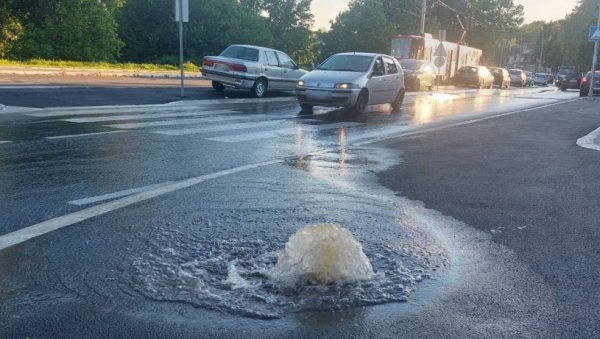 ХАВАРИЈА НА БАЊИЦИ: Због квара на уличној цеви поједини грађани без воде и струје (ФОТО)