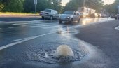 HAVARIJA NA BANJICI: Zbog kvara na uličnoj cevi pojedini građani bez vode i struje (FOTO)