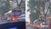 SUDARILI SE AUTOMOBIL I AUTOBUS BROJ 27: Saobraćajna nezgoda na Bulevaru kralja Aleksandra (VIDEO)