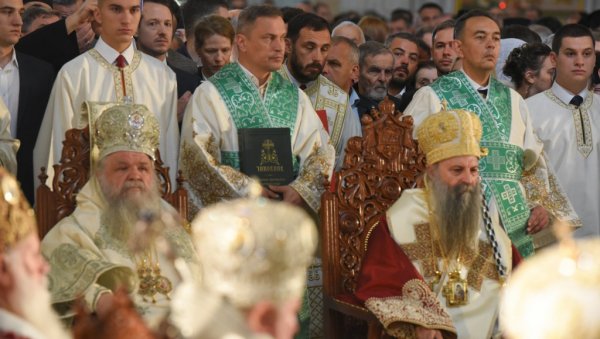 ХРАМ СВЕТОГ САВЕ ДУПКЕ ПУН: У току помиритељска литургија - више хиљада људи испунило Светосавски плато (ФОТО/ВИДЕО) ХРАМ СВЕТОГ САВЕ ДУПКЕ ПУН: У току помиритељска литургија - више хиљада људи испунило Светосавски плато (ФОТО/ВИДЕО)
