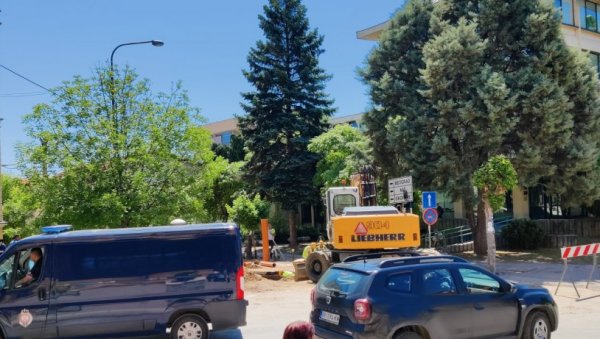 РАДОВИ НА КАНАЛИЗАЦИОНОЈ МРЕЖИ БЛОКИРАЛИ ЦЕНТАР ГРАДА: Затварају се још две улице за саобраћај РАДОВИ НА КАНАЛИЗАЦИОНОЈ МРЕЖИ БЛОКИРАЛИ ЦЕНТАР ГРАДА: Затварају се још две улице за саобраћај