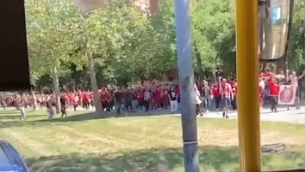 ДА СЕ НАЈЕЖИШ: Навијачи Олимпијакоса и Звезде кренули ка Новом Београду (ВИДЕО) ДА СЕ НАЈЕЖИШ: Навијачи Олимпијакоса и Звезде кренули ка Новом Београду (ВИДЕО)