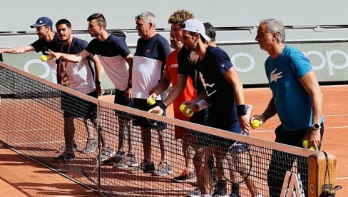 ŠAMPION SE VRATIO NA MESTO USPEHA: Novak spreman da ispiše nove strane istorije (FOTO) ŠAMPION SE VRATIO NA MESTO USPEHA: Novak spreman da ispiše nove strane istorije (FOTO)