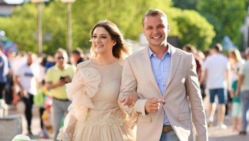 „OVO JE MOJA DRUGA MATURA“: Stanivuković zajedno sa maturantima prošetao Banjalukom „OVO JE MOJA DRUGA MATURA“: Stanivuković zajedno sa maturantima prošetao Banjalukom