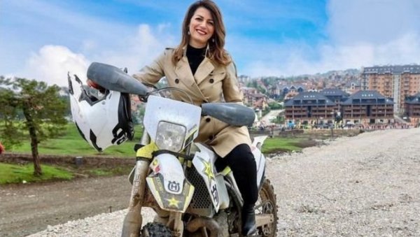 РЕЛИ НА ШТИКЛАМА: Татјана Матић се опробала у вожњи двоточкаша РЕЛИ НА ШТИКЛАМА: Татјана Матић се опробала у вожњи двоточкаша