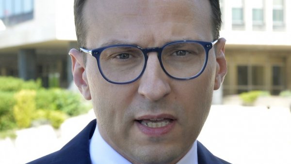 МЕЂУНАРОДНА ЗАЈЕДНИЦА ДА ИЗВРШИ НАЈЈАЧИ ПРИТИСАК Петковић: Приштина шест година брутално одбија да врати земљу Високим Дечанима МЕЂУНАРОДНА ЗАЈЕДНИЦА ДА ИЗВРШИ НАЈЈАЧИ ПРИТИСАК Петковић: Приштина шест година брутално одбија да врати земљу Високим Дечанима