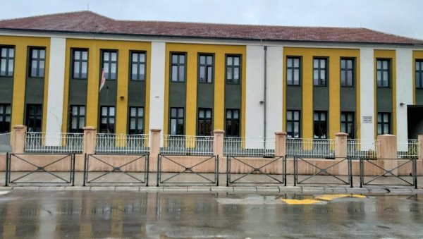 ПОЛИЦИЈА ПРОВЕРАВА ДОЈАВЕ О БОМБАМА: У пиротским основним школама настава онлајн ПОЛИЦИЈА ПРОВЕРАВА ДОЈАВЕ О БОМБАМА: У пиротским основним школама настава онлајн