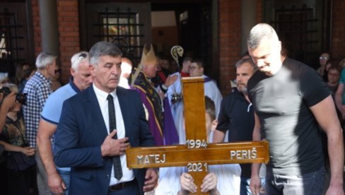 POČELA SAHRANA MATEJA PERIŠA U SPLITU: Posle pogreba održava se misa, Beograđani se danas okupljaju u Beogradu na vodi