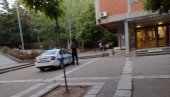 ЛАЖНА ДОЈАВА О БОМБИ У ОШ ИВО АНДРИЋ: Контрадиверзионе екипе на терену (ФОТО) ЛАЖНА ДОЈАВА О БОМБИ У ОШ ИВО АНДРИЋ: Контрадиверзионе екипе на терену (ФОТО)