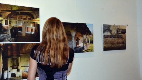 НЕМИ СВЕДОЦИ ВЕКОВА: У Неготину отворена изложба фотографија Цркве брвнаре у Епархији тимочкој НЕМИ СВЕДОЦИ ВЕКОВА: У Неготину отворена изложба фотографија Цркве брвнаре у Епархији тимочкој