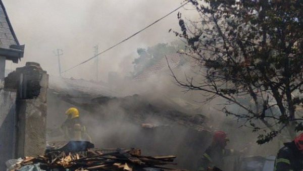МУШКАРАЦ СТРАДАО У ПОЖАРУ НА ТОШИНОМ БУНАРУ: Ватра букнула у породичној кући МУШКАРАЦ СТРАДАО У ПОЖАРУ НА ТОШИНОМ БУНАРУ: Ватра букнула у породичној кући