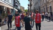 НЕОЧЕКИВАНО: Улице пуне навијача, а присталица једног клуба нема нигде на видику (ФОТО) НЕОЧЕКИВАНО: Улице пуне навијача, а присталица једног клуба нема нигде на видику (ФОТО)