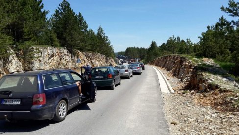 GUŽVE NA GRANIČNOM PRELAZU RANČE Na izlazu iz Crne Gore se nalazi kilometarska kolona vozila (FOTO/VIDEO) GUŽVE NA GRANIČNOM PRELAZU RANČE Na izlazu iz Crne Gore se nalazi kilometarska kolona vozila (FOTO/VIDEO)