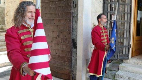TURISTE DOČEKUJU VITEZOVI „SVETOG STEFANA: Gosti sa kruzera prvi put će ovog leta organizovano obilaziti Herceg Novi (FOTO) TURISTE DOČEKUJU VITEZOVI „SVETOG STEFANA: Gosti sa kruzera prvi put će ovog leta organizovano obilaziti Herceg Novi (FOTO)