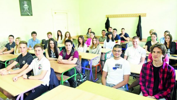 ТРАЖЕ НОВУ РЕФОРМУ ГИМНАЗИЈА: Са 18 предмета по години, без скраћивања градива, ђаци преоптерећни ТРАЖЕ НОВУ РЕФОРМУ ГИМНАЗИЈА: Са 18 предмета по години, без скраћивања градива, ђаци преоптерећни