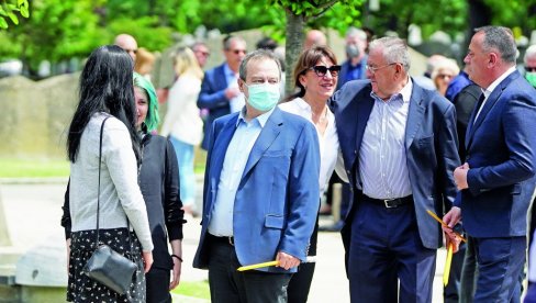 SEĆANJE NA VELIKOG BATU: Održan šestogodišnji pomen velikom srpskom glumcu, na jesen Živojinovićevo telo ide u Koraćicu SEĆANJE NA VELIKOG BATU: Održan šestogodišnji pomen velikom srpskom glumcu, na jesen Živojinovićevo telo ide u Koraćicu