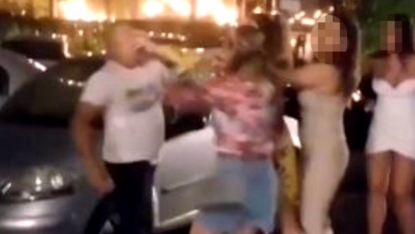 СНИМАК БИЗАРНОГ ИНЦИДЕНТА У БЕОГРАДУ: Девојка туче старијег мушкарца, он се склања - сви се смеју (ВИДЕО) СНИМАК БИЗАРНОГ ИНЦИДЕНТА У БЕОГРАДУ: Девојка туче старијег мушкарца, он се склања - сви се смеју (ВИДЕО)