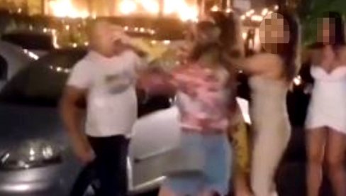 SNIMAK BIZARNOG INCIDENTA U BEOGRADU: Devojka tuče starijeg muškarca, on se sklanja - svi se smeju (VIDEO) SNIMAK BIZARNOG INCIDENTA U BEOGRADU: Devojka tuče starijeg muškarca, on se sklanja - svi se smeju (VIDEO)