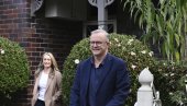 ROMANTIKA NE BIRA MESTO NI VREME: Australijski premijer pao na kolena (FOTO) ROMANTIKA NE BIRA MESTO NI VREME: Australijski premijer pao na kolena (FOTO)