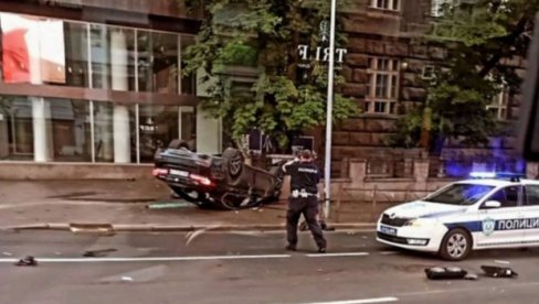 UDES U DEČANSKOJ ULICI U BEOGRADU: Vozilo se prevrnulo na krov UDES U DEČANSKOJ ULICI U BEOGRADU: Vozilo se prevrnulo na krov