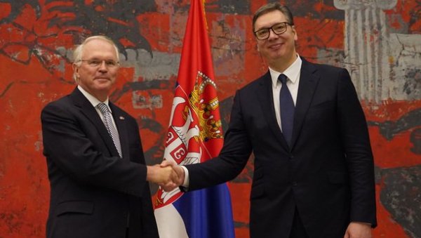ВУЧИЋ СУТРА СА КРИСТОФЕРОМ ХИЛОМ: Председник Србије ће разговарати са америчким амбасадором ВУЧИЋ СУТРА СА КРИСТОФЕРОМ ХИЛОМ: Председник Србије ће разговарати са америчким амбасадором