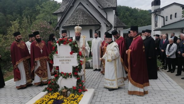 ДА СЕ СЛОЖИМО, УМНОЖИМО И ОБОЖИМО! Владика Јустин служио литургију у манастиру Соко (ФОТО) ДА СЕ СЛОЖИМО, УМНОЖИМО И ОБОЖИМО! Владика Јустин служио литургију у манастиру Соко (ФОТО)