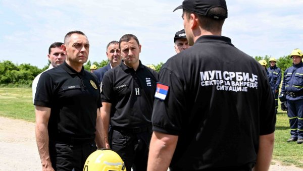 МИНИСТАР ВУЛИН ПРИПАДНИЦИМА ДВД-а: Нема разлике између добровољног или професионалног ватрогасца, ни ватра не прави ту разлику МИНИСТАР ВУЛИН ПРИПАДНИЦИМА ДВД-а: Нема разлике између добровољног или професионалног ватрогасца, ни ватра не прави ту разлику