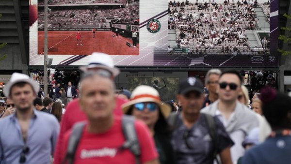 ЧУДО НА РОЛАН ГАРОСУ: Ништа од одбране трона, десила се сензација у Паризу ЧУДО НА РОЛАН ГАРОСУ: Ништа од одбране трона, десила се сензација у Паризу