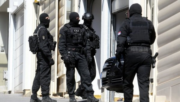 ПРОИЗВЕЛИ ПОЛА ТОНЕ КАНАБИСА У ЛАБОРАТОРИЈИ: Овако се бранила нарко група из Борче ПРОИЗВЕЛИ ПОЛА ТОНЕ КАНАБИСА У ЛАБОРАТОРИЈИ: Овако се бранила нарко група из Борче