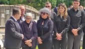 ANA BEKUTA NEUTEŠNA NA POMENU MILUTINU MRKONJIĆU: Tugu krije iza tamnih naočara, unuci se ne odvajaju od nje (FOTO/VIDEO)