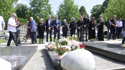 DANAS BI MRKI BIO 80. ROĐENDAN: Održan šestomesečni pomen Milutinu Mrkonjiću na Novom groblju (FOTO/VIDEO) DANAS BI MRKI BIO 80. ROĐENDAN: Održan šestomesečni pomen Milutinu Mrkonjiću na Novom groblju (FOTO/VIDEO)